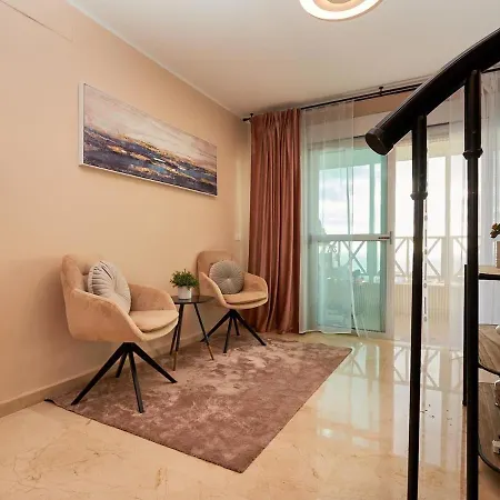 Stylish Golfdel Sur Penthouse 아파트 *