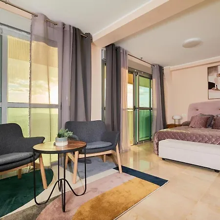 Stylish Golfdel Sur Penthouse 아파트 *